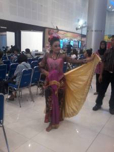 penari tradisional di expo koperasi & umkm